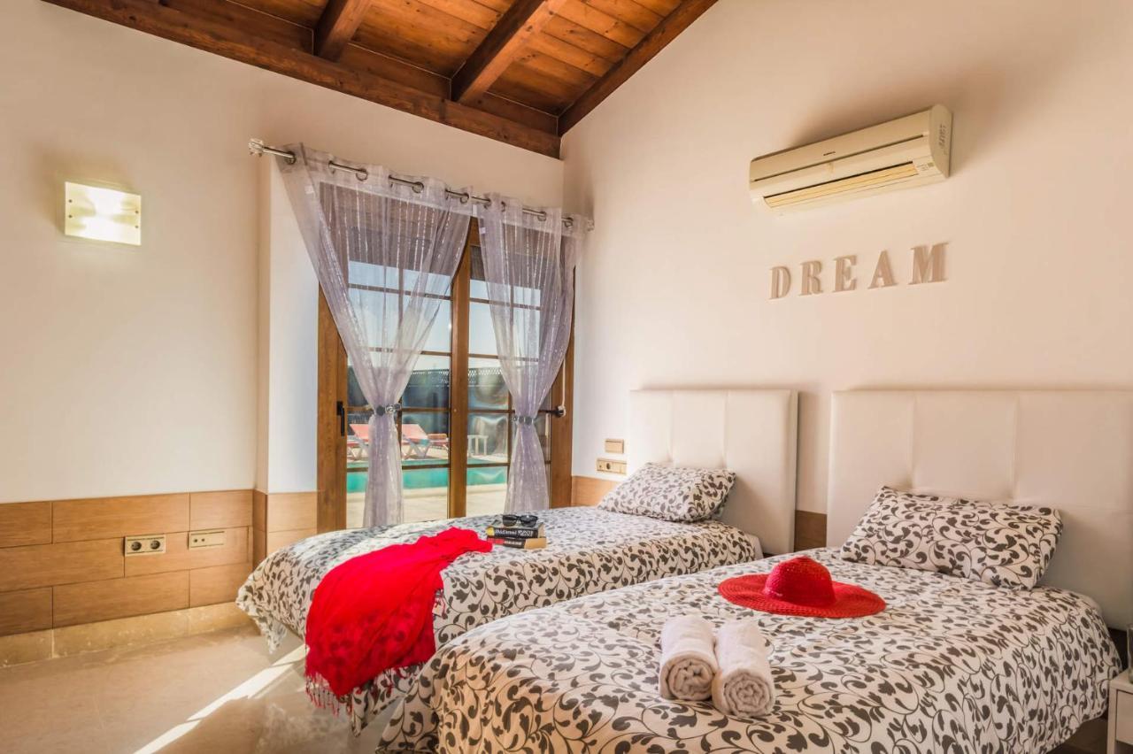 Villa Simona By Villa Plus คอร์ราเลโฮ ภายนอก รูปภาพ